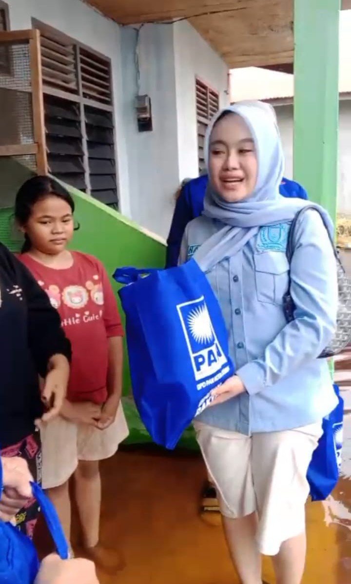 Ananda Putri Salsabila Turun Bagikan Nasi Bungkus kepada Warga Terdampak Banjir