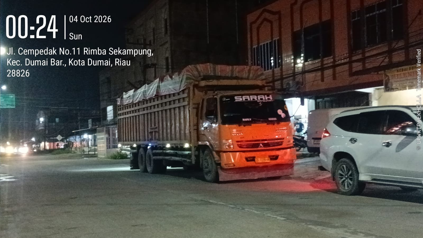 Diduga Angkut MinyaKita, Truk Roda 10 Bongkar Muat di Ruko Tengah Kota Dumai